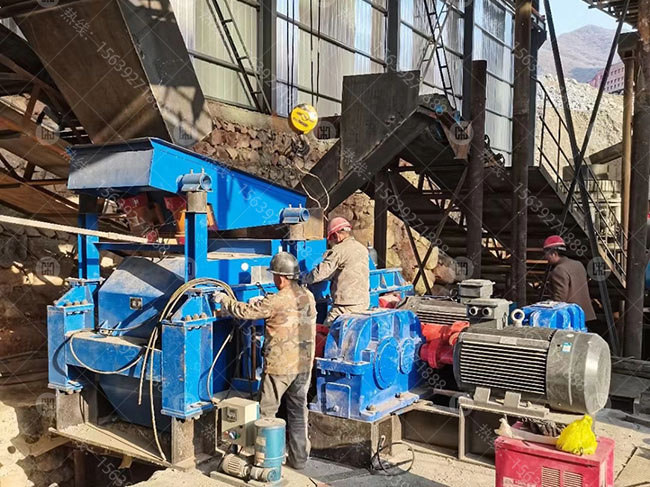 時(shí)產(chǎn)120噸對(duì)輥制砂機(jī)生產(chǎn)現(xiàn)場(chǎng)